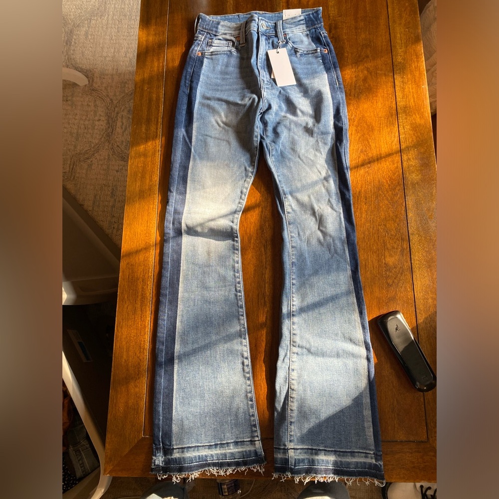 NWT Artemis Vintage jeans from the Buckle. Size 3/25.